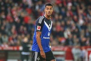 Robert Glatzel jubelt nach Tor, spannende Spielszenen zwischen HSV und VfB Stuttgart.