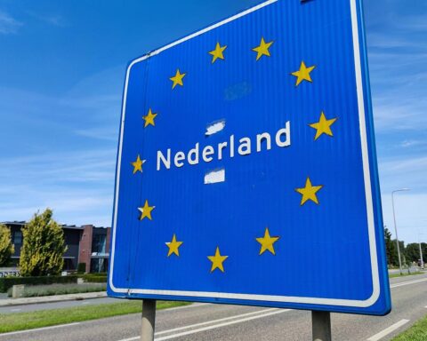 Grenzübergang Deutschland-Niederlande mit Polizeikontrolle, Festnahme eines Mannes aufgrund Hehlerei.