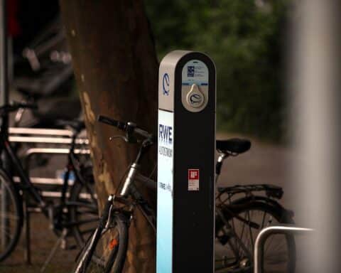 Elektroauto-Tankstelle, RWE, symbolisiert Fortschritt und benötigte Ladeinfrastruktur für E-Mobilität in Deutschland.