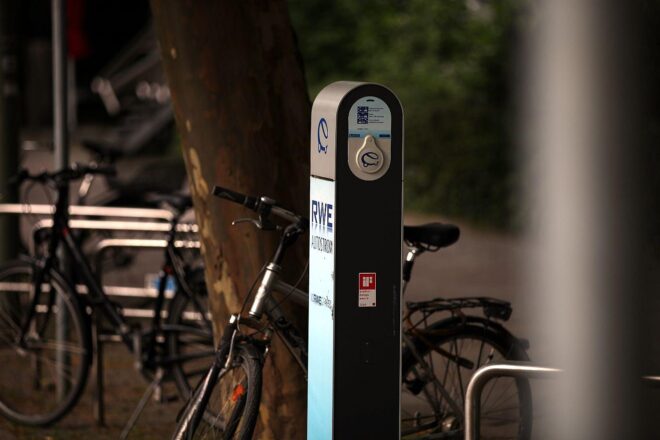 ADAC und Verbraucherzentralen kritisieren E-Ladesäulen-Plan