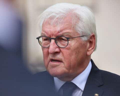 Frank-Walter Steinmeier spricht während einer politischen Veranstaltung in Berlin, umgeben von Journalisten.