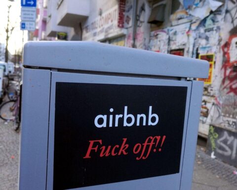 Sticker gegen Airbnb, Protestsymbole, Wohnungsmangel, steigende Mieten in Deutschland, städtischer Kontext.