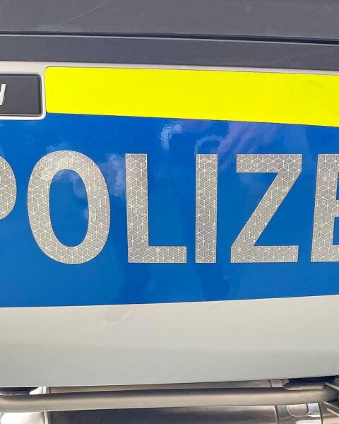 Polizei vor einem Reihenhaus, Symbolbild für versuchten Einbruch und Ermittlungen.