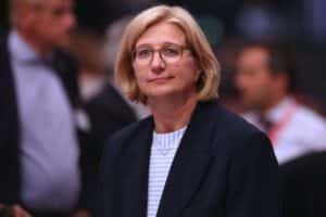 Anke Rehlinger bei der Wiederwahl, jubelnde Delegierte, SPD-Flaggen, Zustimmung und gemeinschaftliche Stimmung.