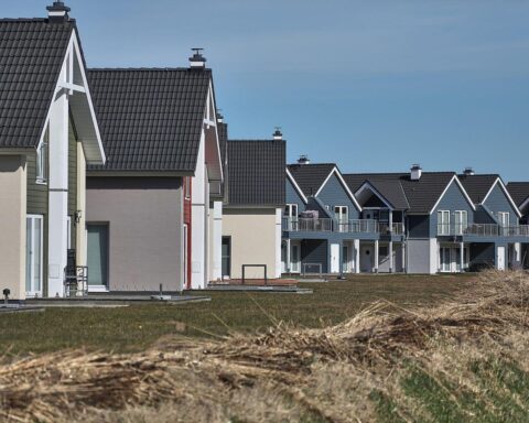 Neubaugebiet mit modernen Wohnhäusern und steigenden Immobilienpreisen in urbaner Umgebung.