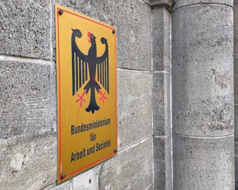 Grafik mit Rentenzahlen, Diagramm, Vergleich zwischen Rentenpaket und JU-Vorschlag, aufbereitet für Ruheständler.