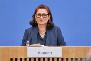 Frauen setzen sich für besseren Schutz gegen alltägliche sexuelle Belästigung ein.
