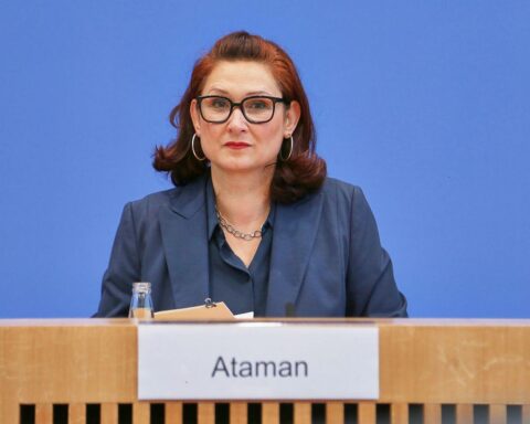 Frauen setzen sich für besseren Schutz gegen alltägliche sexuelle Belästigung ein.