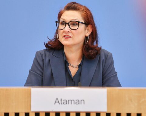 Ferda Ataman diskutiert Fristverlängerung für Diskriminierungsbeschwerden, um Konflikte zu lösen.