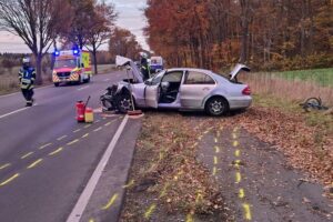 Unfallstelle mit Polizei, beschädigten Fahrzeugen und abgesperrtem Radweg nach Auffahrunfall.