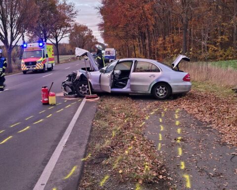 Unfallstelle mit Polizei, beschädigten Fahrzeugen und abgesperrtem Radweg nach Auffahrunfall.