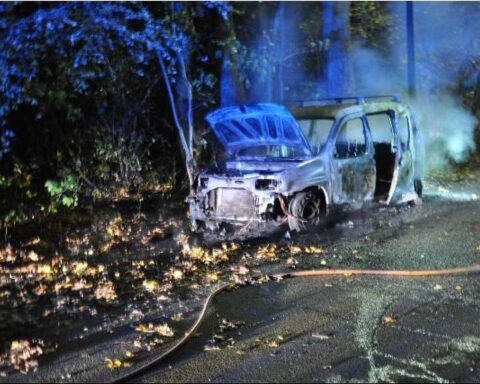 Abgebrannter Citroën Berlingo in Osnabrück, Feuerwehr im Einsatz, Untersuchung der Brandursache läuft.