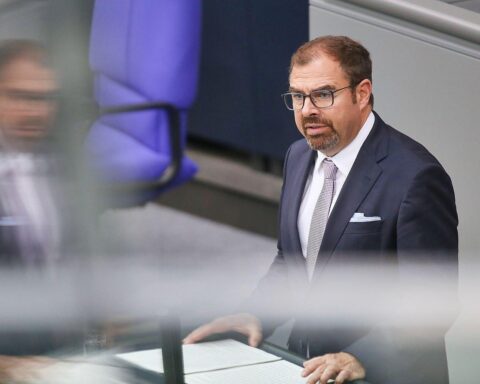 Florian Hahn spricht über Vergeltungsmaßnahmen gegen Russland nach Anschlägen auf polnische Bahnstrecken.