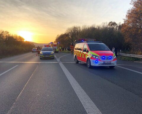 Ein überschlagenes Auto auf der B65, Feuerwehr und Polizei sichern die Unfallstelle.