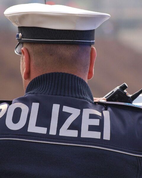 Unfall zwischen Radfahrer und Auto an Kreuzung, Polizei und Rettungsdienst vor Ort.