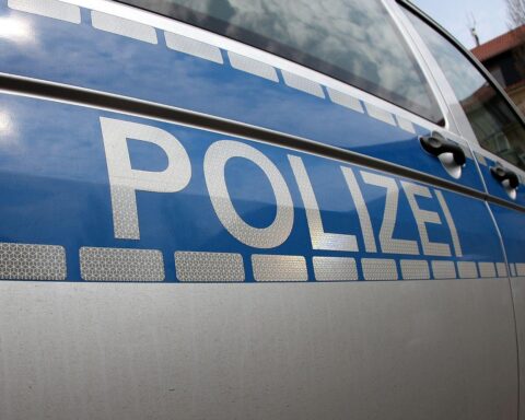 Polizeiauto an Unfallstelle: schwer beschädigter Pkw, Baum, Trauer um verstorbenen Fahrer.