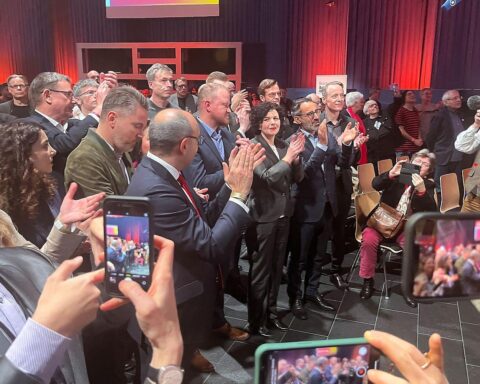 Amira Mohamed Ali fordert Neuauszählung der Bundestagswahl, während sie Unrechtmäßigkeit anprangert.