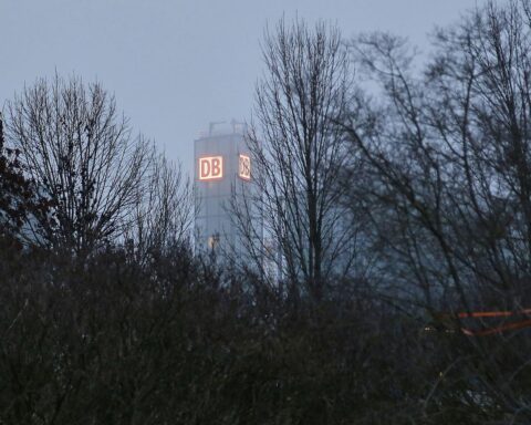 Verspätete Züge und Baustellen symbolisieren die Herausforderungen der Deutschen Bahn im kommenden Jahr.