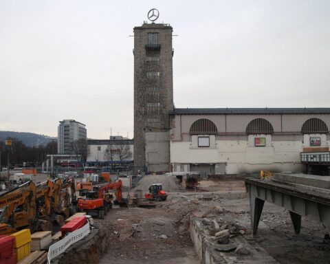 Baustelle Stuttgart 21: Verzögerung der Eröffnung aufgrund technischer Probleme und Sicherheitsanforderungen.