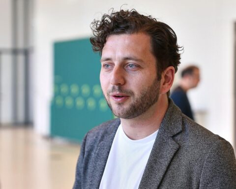 Felix Banaszak spricht über Digitalsteuer und Regulierung sozialer Medien im Kampf gegen Rechtsextremismus.