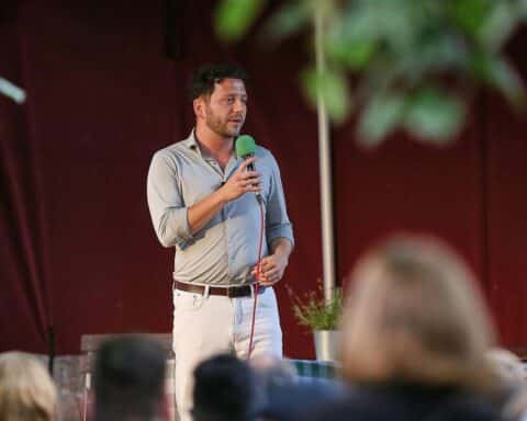 Felix Banaszak diskutiert auf Parteitag über grünes Profil und Wehrpflicht in Hannover.