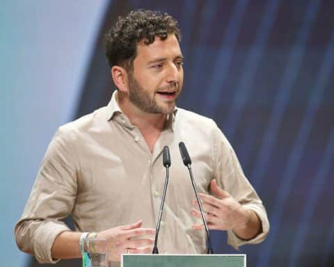 Felix Banaszak spricht leidenschaftlich über erneuerte Klimapolitik beim Grünen-Parteitag in Hannover.