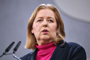 Bärbel Bas diskutiert über Rentenpaket, Koalition und politische Verantwortung in Berlin.