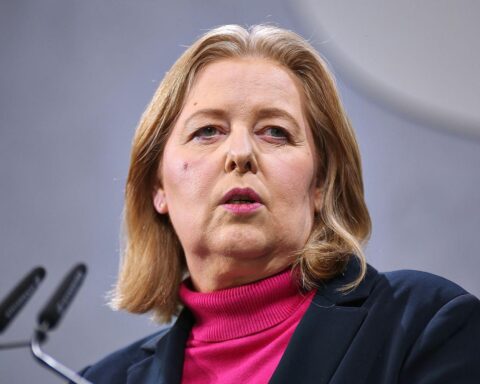 Bärbel Bas diskutiert über Rentenpaket, Koalition und politische Verantwortung in Berlin.