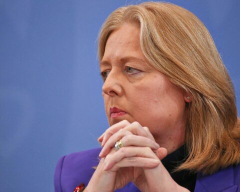 Bärbel Bas verteidigt Rentenpaket beim Deutschen Arbeitgebertag in Berlin. Diskussion über soziale Sicherheit.