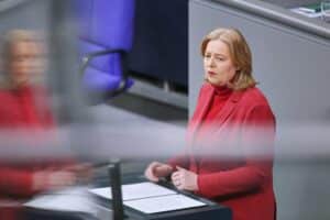 Bärbel Bas spricht zu Bürgergeldreform, zeigt Entschlossenheit und Dialogbereitschaft mit Jusos.