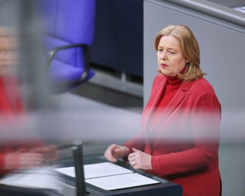 Bärbel Bas spricht zu Bürgergeldreform, zeigt Entschlossenheit und Dialogbereitschaft mit Jusos.