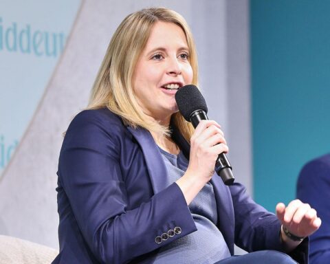 Verena Hubertz präsentiert positive Baugenehmigungszahlen und Förderungen für Bauprojekte in Berlin.