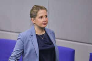 Verena Hubertz diskutiert das Heizungsgesetz, betont Klimaziele und innovative Sanierungslösungen.