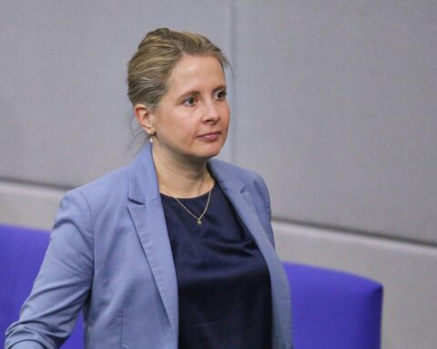 Verena Hubertz diskutiert das Heizungsgesetz, betont Klimaziele und innovative Sanierungslösungen.