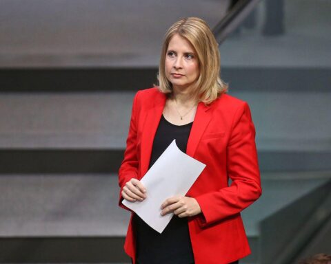 Verena Hubertz diskutiert Sozialwohnungen und Fehlbelegungsabgabe für wohlhabende Mieter in Berlin.