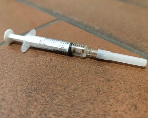 Heroin-Spritze symbolisiert die Gefahren synthetischer Drogen und risikobehafteten Drogenkonsums in Bayern.