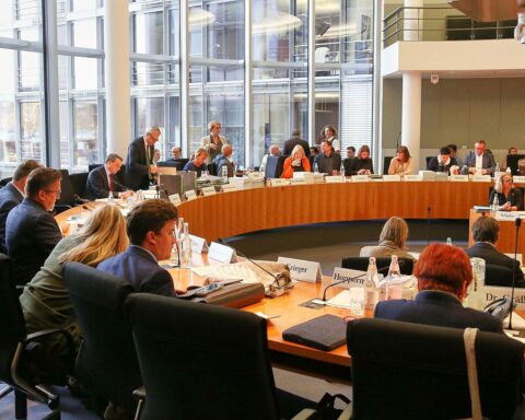 Politiker im Haushaltsausschuss diskutieren, um Finanzlöcher der Bundesregierung zu verringern.