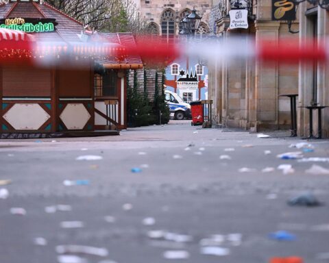 Gerichtssaal mit Angeklagtem, Richtern und emotionalen Reaktionen, Symbol für rechtliche Auseinandersetzung.