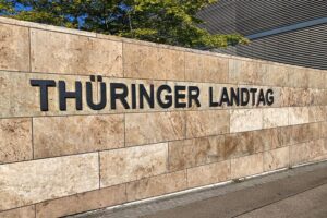 Thüringer Landtag mit Fokus auf Innenminister, Recherche zu rechten Todesfällen und zivilgesellschaftliche Initiativen.