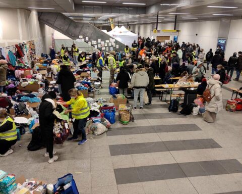 Hilfsgüter für ukrainische Flüchtlinge in Berlin, Symbol für steigende Flüchtlingszahlen und Unterstützung.