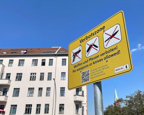 Waffenverbotszone in Berlin: Sicherheitskräfte kontrollieren gefährdete Bereiche zur Bekämpfung illegaler Schusswaffen.