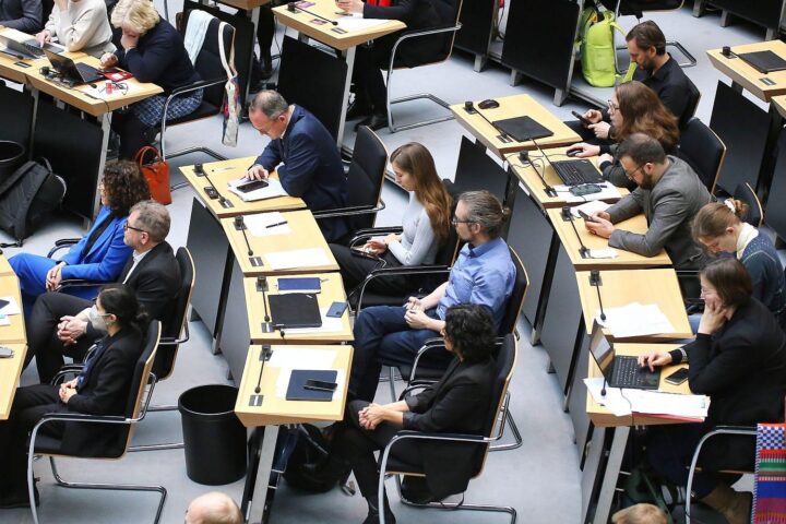 Gruppenbild der Berliner Grünen-Abgeordneten, symbolisierend den Wahlkampfstart für 2026.