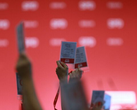 Steffen Krach spricht auf dem Berliner SPD-Landesparteitag, umringt von Parteimitgliedern.