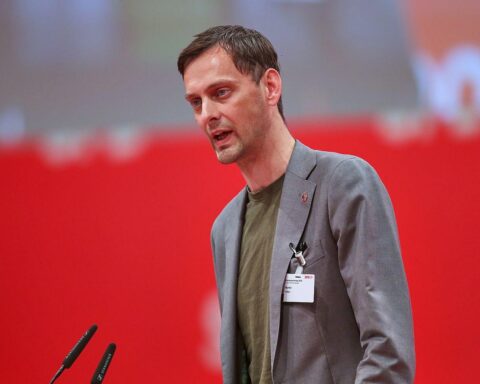 Martin Hikel, SPD-Chef, diskutiert Nominierung und Wahlkampf in Berlin Neukölln.