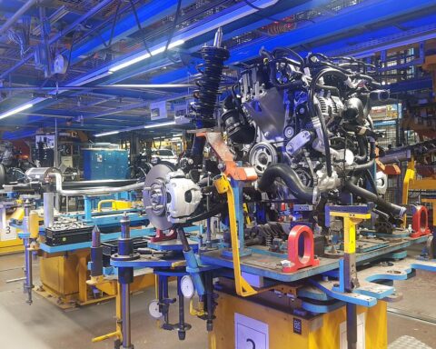 Automobilproduktion mit leeren Montagebändern, symbolisiert Stellenabbau in der deutschen Automobilindustrie.