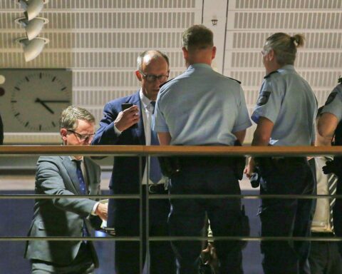 Carsten Linnemann und Friedrich Merz gehen zum Koalitionsausschuss, Entscheidungen über Industriestrompreis erwartet.