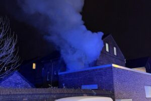 Zimmerbrand in Gelsenkirchen: Feuerwehr, Rettungskräfte, Notfall, Trauer, zerstörte Wohnung, Brandursachenermittlungen.