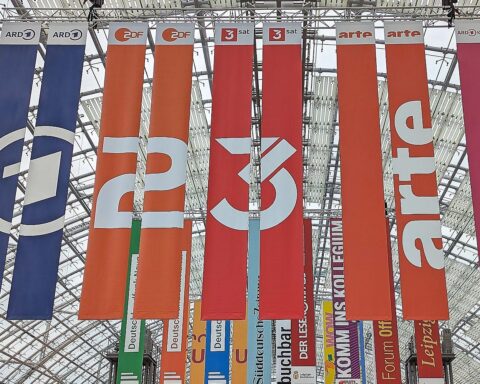 Logos von ARD, ZDF, 3Sat, Arte symbolisieren Rundfunkreform in Brandenburg, Effizienz und digitale Zukunft.