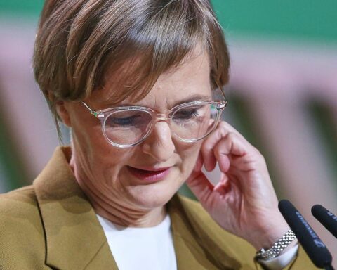 Franziska Brantner diskutiert über Wehrdienst und gesellschaftliche Verpflichtungen für junge Erwachsene.