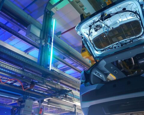 E-Autos aus europäischer Produktion, symbolisiert durch Fertigungslinien oder Elektrofahrzeuge in der Montage.